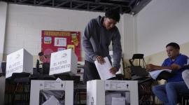 En las instalaciones de la Escuela Particilar Monseñor Juan Moriarty, votantes acudieron a sufragar en la Consulta Popular.