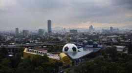 Esta vista aérea muestra el museo "Papalote Museo del Niño" en la Ciudad de México el 10 de junio de 2026, un día antes de la inauguración del torneo de fútbol de la Copa Mundial de la FIFA 2026.