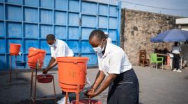 Estudiantes se lavan las manos como prevención contra el virus del ébola en el Instituto Mwanga de Goma, en la República Democrática del Congo.