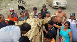 Un grupo de pescadores encontró este 11 de junio de 2026, la escultura de Cristo Redentor a orillas del mar.