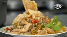 Es imposible resistirse a ese cuero crocante y a la suavidad de su carne, pero este sabor tan nuestro esconde un viaje largo. Nació del encuentro entre ingredientes que cruzaron el mar en la Colonia y la sazón de las cocineras andinas, quienes le dieron su verdadera personalidad. El secreto es tiempo, leña y un oficio familiar que hoy saborea el mundo entero.