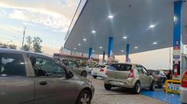 En la gasolinera Petroecuador de la av. Simón Bolívar se registran largas filas de vehículos, cuyos conductores buscan tanquear antes de los nuevos precios de las gasolinas.