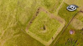 Hace trece siglos, la Nación Caranqui desafió la gravedad en el norte del país al levantar miles de pirámides escalonadas de tierra. Este reportaje desentierra los secretos y el propósito de una fascinante confederación que transformó las montañas.