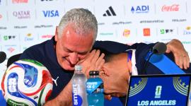 El técnico argentino Gustavo Alfaro abrazó a Diego Gómez previo al debut en el Mundial 2026.