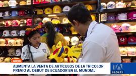 Los comercios de Quito registran una masiva afluencia de aficionados que buscan vestir los colores nacionales para el Mundial. Un reportaje de Nathalie Jiménez