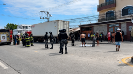 Una niña de cinco años y su hermano murieron en un choque contra un tráiler.