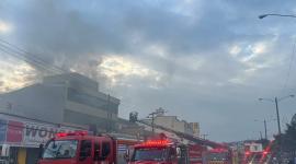 Un incendio alarma 2 alertó a trabajadores y transeúntes de la av. Juan Tanca Marengo, frente a Mall del Sol, norte de Guayaquil, este 12 de junio de 2026.