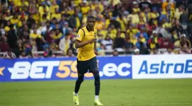Denil Castillo recibe la noticia de su paternidad en concentración de La Tri