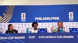 Angelo Preciado, jugador de Ecuador y el técnico Sebastián Beccacece en rueda de prensa en Filadelfia.