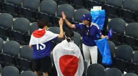 Afición de Japón pone el ejemplo y limpia el estadio