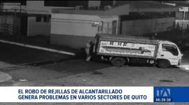 El robo de rejillas de alcantarillado le cuesta más de 300.000 dólares a Quito.En lo que va del año se han tenido que reponer más de 1.190 rejillas. Un reportaje de Nathalie Jiménez