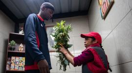 Jugadores del Deportivo Quito se realizaron una limpia en el mercado de Santa Clara.
