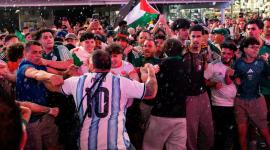 Violentos enfrentamientos entre hinchas de Argentina y Argelia en Times Square.