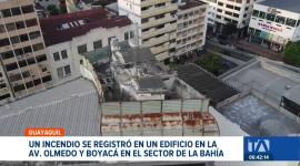 Una quema informal de desperdicios en la parte alta de un edificio movilizó de urgencia a las unidades de rescate en el centro Guayaquil. Un reportaje de Jazmín Solís