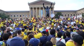 Cientos de hinchas tricolores vistieron a la estatua de Rocky con la camiseta de la selección antes del debut.