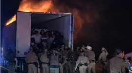 Un grupo de migrantes fue rescatado luego de que un tráiler en el que viajaban se incendiara en Texas.