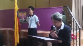 Un video de niños en un juramento de un acto político se difundió en redes sociales.