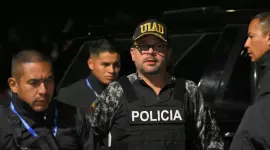 El ministro del Interior, John Reimberg, durante un operativo policial en Quito.