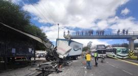 Un camión se impactó contra una parada de bus en la av. Simón Bolívar, en la Loma de Puengasí