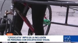 A través de bicicletas dobles, voluntarios acompañan a personas con discapacidad visual en paseos urbanos, transformando la movilidad. Un reportaje de Mishell Villacís
