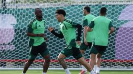Estadio Deportivo, Guadalajara, México - 17 de junio de 2026. Julián Quiñones y Jorge Sánchez de México durante el entrenamiento