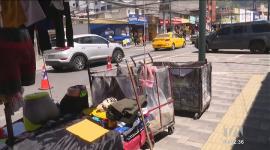 Dueños de locales comerciales en Cotocollao exigen orden ante la masiva ocupación de comerciantes no regularizados en las veredas. Un reportaje de Nathalie Jiménez