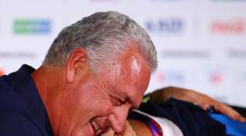 El entrenador de Paraguay, Gustavo Alfaro, con un emocionado Diego Gómez durante la conferencia de prensa.