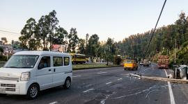 Un vehículo se volcó en la av. Simón Bolívar, en Quito