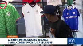 Cientos de compradores saturan los callejones de la Bahía de Guayaquil en busca del regalo ideal para papá. Un reportaje de Jazmín Solís