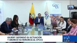 Su renuncia se da tras un video viral con José de la Gasca a sus espaldas. El concurso para Fiscal General permanece suspendido.