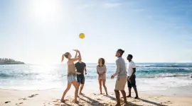 Jugando con un balón en la playa
