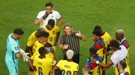 Soccer Football - FIFA World Cup 2026 - Group E - Ecuador v Curacao - Kansas City Stadium, Kansas City, Missouri, U.S. - June 20, 2026 Ecuador coach Sebastian Beccacece speaks to his players during the second half hydration break REUTERS/Kai Pfaffenbach