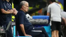 El seleccionador de Uruguay, Marcelo Bielsa, criticó las pausas de hidratación.