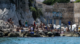 Decenas de personas combaten la ola de calor en una playa de Marsella, en el sur de Francia, el 20 de junio de 2026