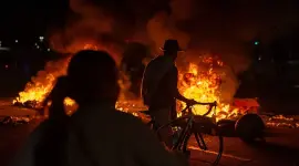 Barricada en Bogotá tras una protesta en contra de Abelardo de la Espriella, presidente electo de Colombia.