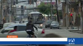 Tras superar varios días de paralización forzada, la única flota de buses urbanos 100% eléctricos de Guaayquil retomó sus recorridos habituales. Un reportaje de Camila Guevara