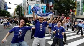Hinchas japoneses sorprenden bailando cumbia fuera del estadio