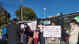 Protesta en el Hospital Andrade Marín, por la separación de tres internos rotativos este lunes 22 de junio.