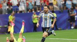 Lionel Messi de Argentina celebra el primer gol de su selección.