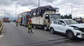 Tres vehículos chocaron en la Panamericana Norte, a la altura del intrcambiador de Carapungo.