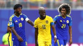 EE. UU. - 20 de junio de 2026. Enner Valencia de Ecuador con Leandro Bacuna y Tahith Chong de Curazao.