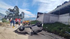 Una mujer resultó herida tras un siniestro en un parqueadero de Quito.