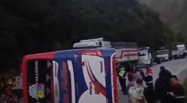 Un bus de pasajeros se volcó en el sector Hierba Buena, en el cantón Colta.