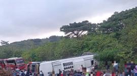 Seis personas heridas y dos muertos tras volcamiento de un bus.
