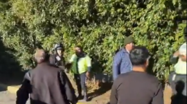 Un grupo de ciudadanos agrede a los agentes de tránsito en un operativo de control.
