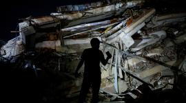 Una mujer abraza a su gato en una calle en Valencia, Venezuela, tras el terremoto.