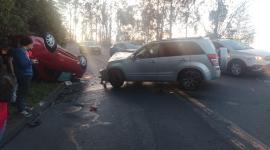 Un automóvil volcado tras un choque.