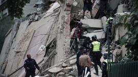 Equipos de rescate trabajan en la remoción de escombros de personas afectadas por dos terremotos en Venezuela.