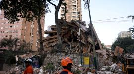 Servicios de emergencias trabajan en uno de los edificios colapsados en Caracas, Venezuela.