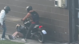 Dos hombres embisten con una moto a una mujer en el Quito Tennis